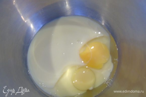 No leite condensado, vença os ovos e vença-os com um misturador.