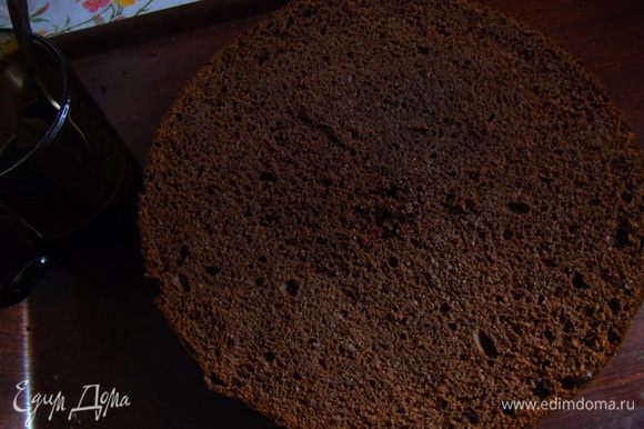 Nós impregnamos os bolos de café recém-fabricados misturados com conhaque.