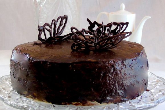 Nós removemos borboletas de chocolate e decoramos o bolo !!!