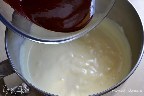 Em uma tigela separada, bata os ovos com açúcar até que a massa seja esclarecida e o açúcar dissolvido, cerca de 8 minutos.  Adicione o chocolate à massa de ovos e misture.