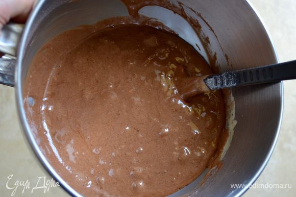 Despeje a farinha peneirada com o fermento e misture suavemente até ficar homogêneo.