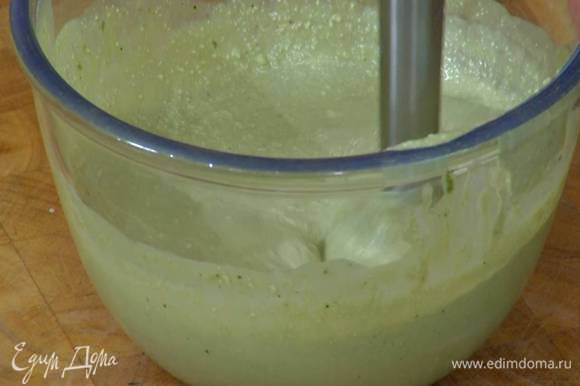 Bata a mistura de coalhada e leite com um liquidificador em massa homogênea.