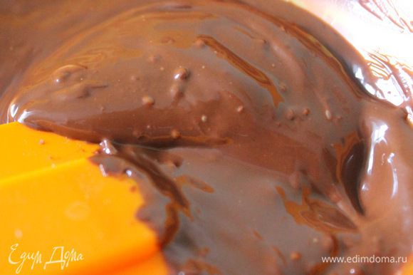 Derreta o chocolate com óleo vegetal em banho-maria.  Arrefecer até a temperatura ambiente.