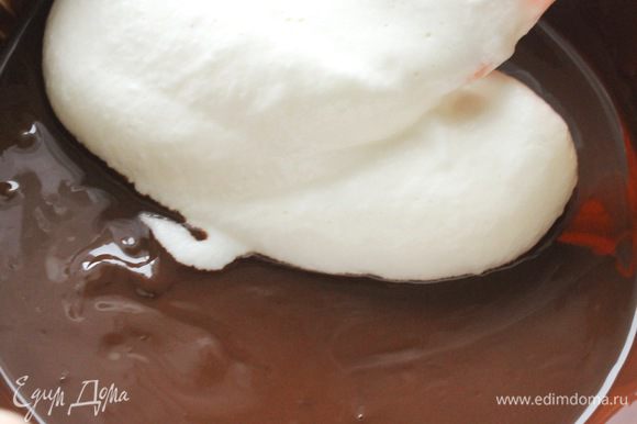 Adicione um pouco de ovos batidos ao chocolate resfriado e misture bem.