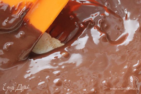 Introduza a massa de chocolate na massa de ovo chicoteado e misture suavemente.