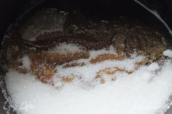 Para o molho de caramelo, derreta o açúcar, agitando periodicamente a frigideira ou a panela, mas não interfira!  Enquanto o açúcar derreter, aquecer o creme, mas não levar a ferver.