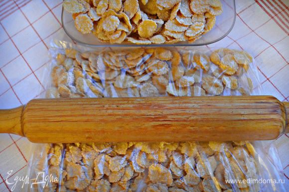 Cornflakes são colocados em um saco e rolado com um rolo antes da moagem, mas não na farinha.