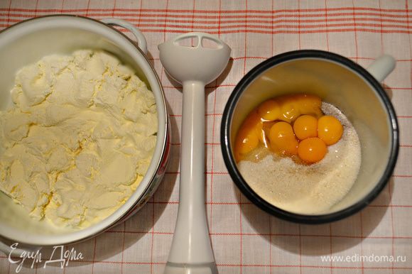Para o preenchimento preparar o queijo cottage, os ovos moagem com açúcar 150 g (desde então o bolo não é cozido, então no enchimento é melhor usar ovos de codorna).  Molhe a gelatina antes do inchaço.