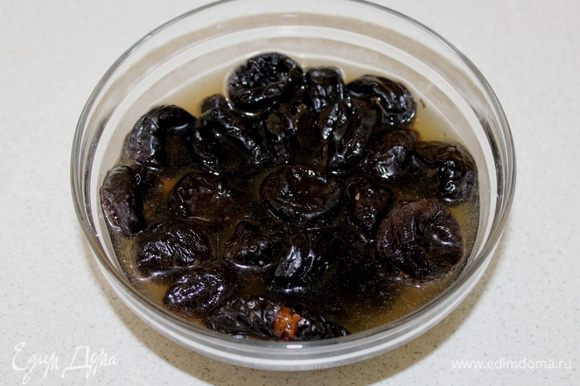 Чернослив помыть, залить ликером и оставить на 30 минут. Чернослив помыть, залить ликером и оставить на 30 минут.