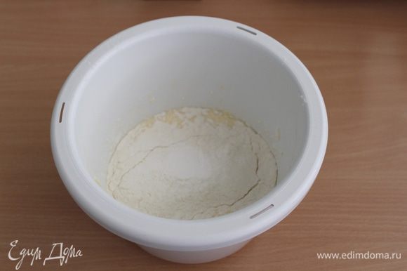 Добавить муку с разрыхлителем, снова взбить. Добавить муку с разрыхлителем, снова взбить.