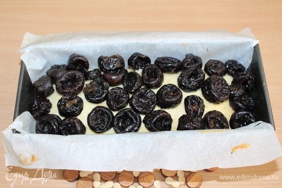 Слить жидкость с чернослива. Достать из духовки форму с запеченным тестом. Выкладываем чернослив. Слить жидкость с чернослива. Достать из духовки форму с запеченным тестом. Выкладываем чернослив.
