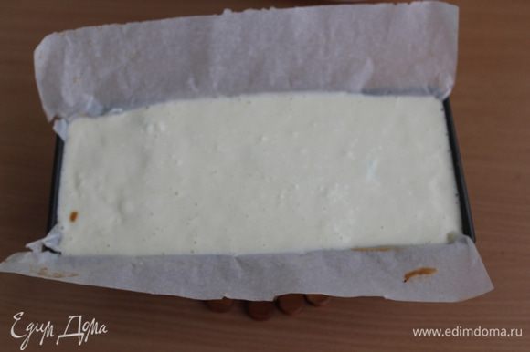 Сверху, на чернослив, выкладываем творожную массу. Разровнять. Выпекаем при 160°С 50 минут. Сверху, на чернослив, выкладываем творожную массу. Разровнять. Выпекаем при 160°С 50 минут.