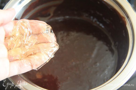 Adicione a gelatina de folha pressionada ao esmalte quente, misture bem.