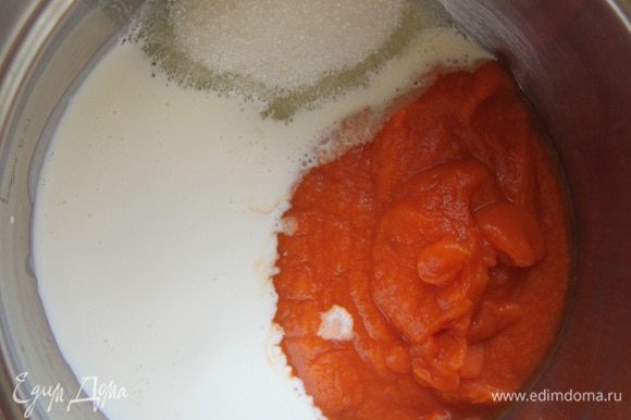 Para o creme de abóbora: combinar purê de abóbora, açúcar e creme, aquecer lentamente em fogo baixo até ficar espesso.