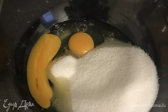 Bata os ovos com açúcar e açúcar de baunilha.