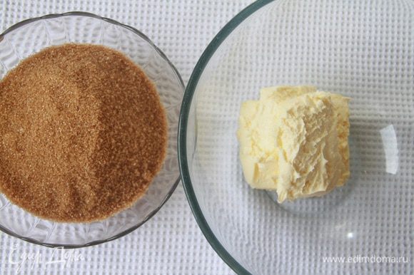 Manteiga amolecida, batida até uma massa exuberante, adicione gradualmente açúcar de cana marrom.