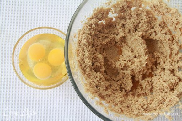 Em uma massa cremosa exuberante, entre um ovo por vez.  Adicione o extrato de baunilha.