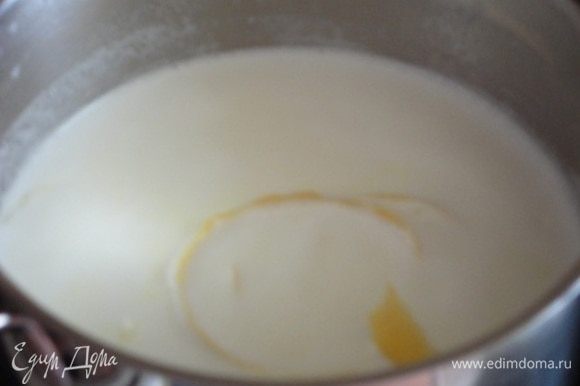 Arroz cozinhe em 500 ml de leite com casca de limão, uma pitada de sal e 1 colher de sopa. uma colher de açúcar com uma fervura lenta por cerca de 40 minutos. Deixe em uma panela por mais 30 minutos para vaporizar.