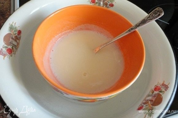 Mexa o creme com o restante de colher de sopa de açúcar e 1 colher de chá de açúcar de baunilha. Na gelatina inchada, derrame 50 ml de leite e aqueça-o em banho-maria até dissolver.