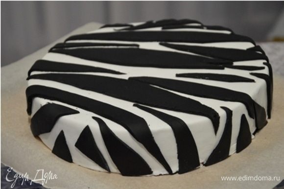 Ganache endureceu, você pode cobrir com mastique.  Esta versão da decoração é muito simples: cobrir o bolo com listras brancas e pretas de aroeira corte arbitrário e espalhar aleatoriamente no bolo.