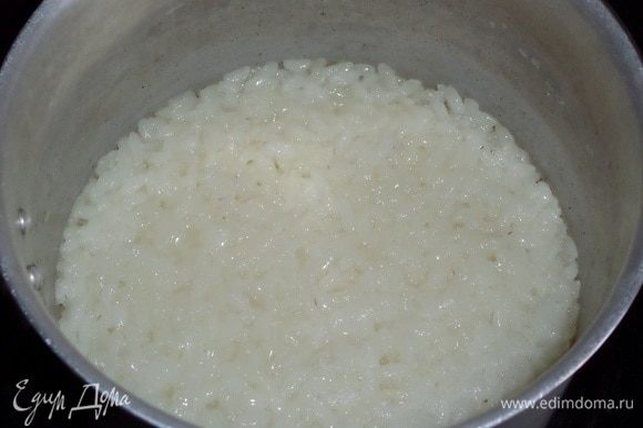 Enxague o arroz até cozinhar em água salgada. Arrefece-o.