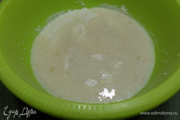 No copo de massa de arroz-coalho filtramos a mistura aquecida gelatina. Misturar bem com uma colher / espátula ou utilizar novamente o misturador.