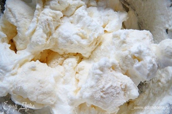 Engula suavemente a mistura de farinha em brancos chicoteados.