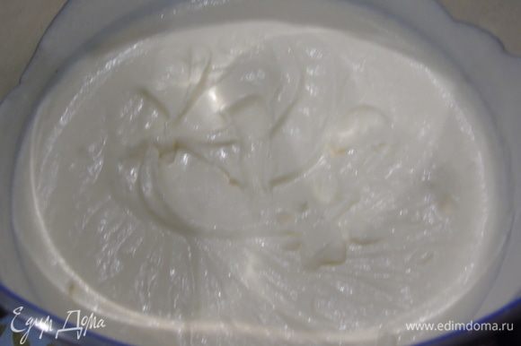 Para o creme: vença o creme azedo com açúcar, não adicionei muito açúcar, depois adicione manteiga e bote novamente.