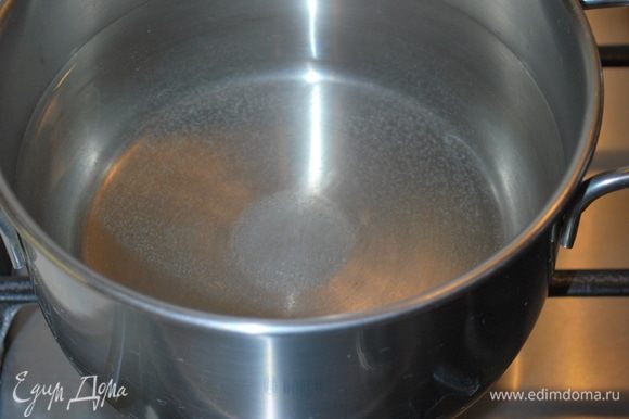 Начинаем готовить наш бульон для супа. 1,2 литра фильтрованной воды доводим до кипения.