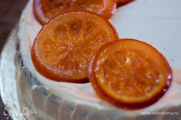 Cozinhar laranjas caramelizadas.  Cortar laranjas nos círculos de 5 mm de espessura.  Mais magro não é necessária: quando cozinhar meio, poderia desmoronar.  Despeje na panela a água, ferver e colocá-lo em segmentos.  Ferver 3 minutos.  É necessário que as nossas laranjas, posteriormente, não amargo.  Retire as fatias com uma escumadeira, coloque sobre uma toalha de papel.  Escorra a água da panela, despeje 150 ml de fresco, adicione o açúcar e leve para ferver e dissolver o açúcar.  Coloque o açúcar em uma solução de fatias de laranja.  Cozinhe por cerca de uma hora em fogo médio.  Retire, coloque sobre uma gradinha para excesso de líquido de vidro.  Em seguida, colocar na panela, o pergaminho colocado, e secou-se num pré-aquecido de 120 ° C forno durante meia hora.  O tempo exato ea temperatura dependem do forno.  Laranjas não vai ser tão duro como batatas fritas, eles permanecem bastante suave, mas se manter em forma,