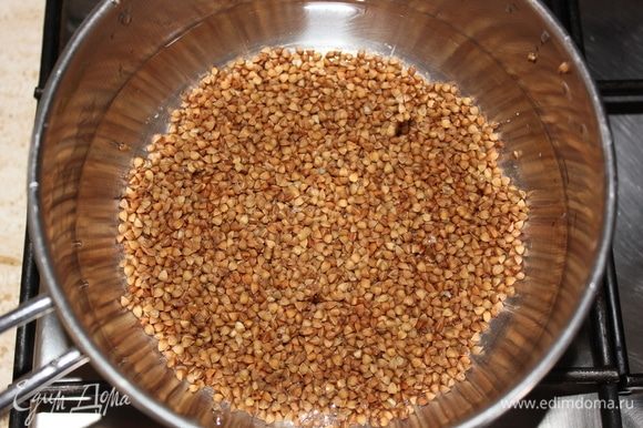 Отварить гречку в подсоленой воде, предварительно промыв зерна под проточной водой. Так же, отварить рис (я брала уже готовый, остатки со вчерашнего ужина).