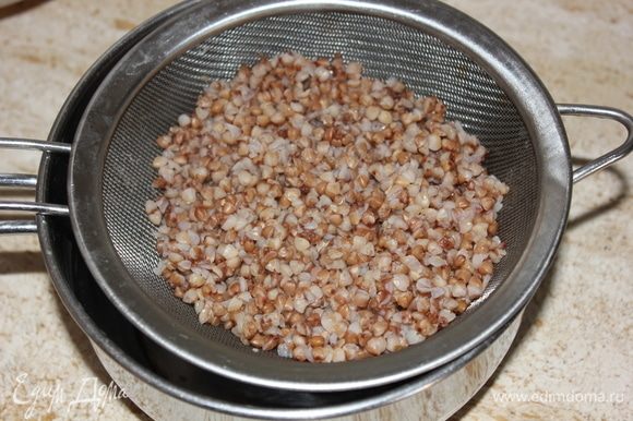 Слить воду в отдельную чашу. Воду не выбрасываем, она нам еще пригодится.