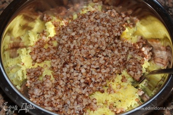 В эту же чашу, всыпать вареную гречку.