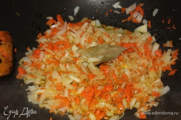 Натереть морковь на крупной терке, лук мелко порезать. Пассеровать на оливковом масле в разогретой сковорде, добавив лавровый лист. Лучше, лавровый лист добавить, когда варите гречу. Но я, к сожалению, это поняла уже поздно, поэтому добавила его в пассеровку.