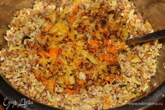 Добавить пассерованные овощи в чашу, исключив лавровый лист.