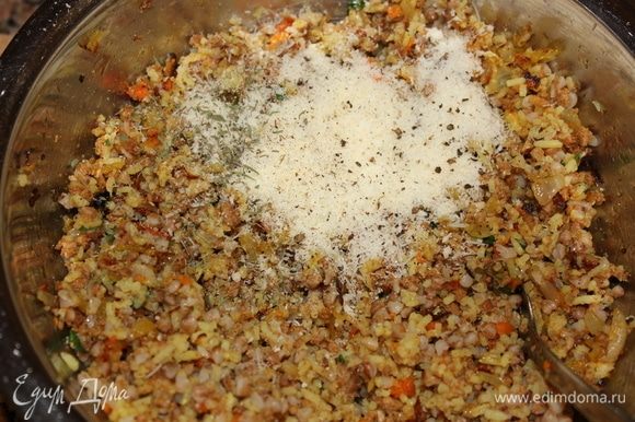 Добавить 2 ст. ложки тертого пармезана. Перемешать, попробовать на соль, досолить, поперчить, добавить щепотку тимьяна и хорошо перемешать. Все, начинка готова. Включить духовку, установить температуру 180°C , оставить нагреваться.