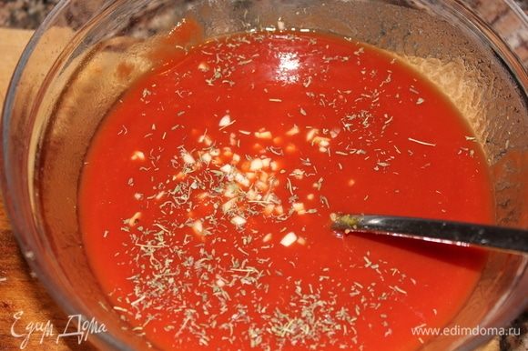 Приступим к приготовлению соуса. В стеклянную чашу влить томатную пасту. Если у вас паста очень концентрированная, густая, возьмите менее 300 грамм и добавьте гречневой воды (воду, в которой варилась гречневая крупа). Порезать мелко чеснок, добавить в чашу, добавить щепотку тимьяна, перемешать.
