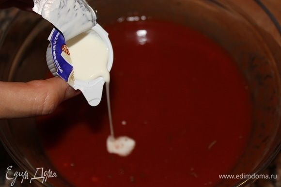 Добавить сливки. Это маленький секрет итальянских шеф-поваров. Так помидор становится мягче на вкус и снижается кислотность томата.