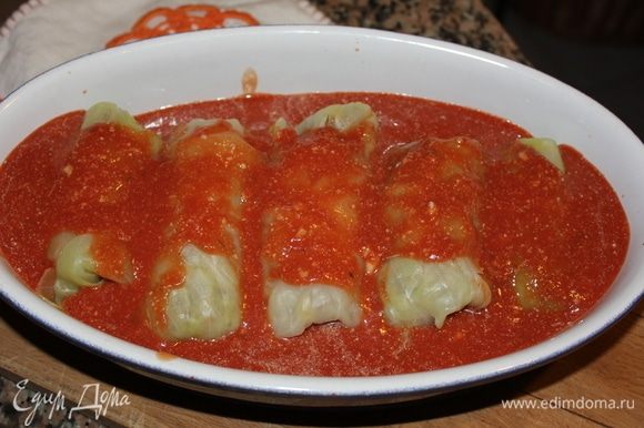 Полить сверху голубцы, получившимся соусом. Он у меня получился достаточно жидким. Запекаясь в духовке часть жидкости испарится и соус приобретет нужную бархатистую косистенцию. Если же, соус густой, то получится очень приторным и с резким вкусом.