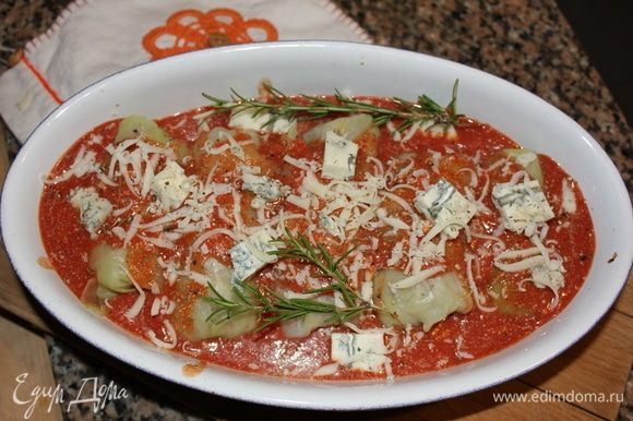 Выкладываем нарезанную кубиками горгонзолу. Я использовала горгонзолу пикканте (выдержка 80-150 дней, имеет характерный насыщенный острый вкус), хотя, обычно, для себя, я предпочитаю дольче (с меньшей выдержкой, в 50-80 дней). Натереть 15 г сыра полутвердых сортов (росс./голл.), я использовала Азиаго. Можно украсить двумя веточками розмарина. Отправить в духовку, разогретую до 180°C на 25-30 минут.