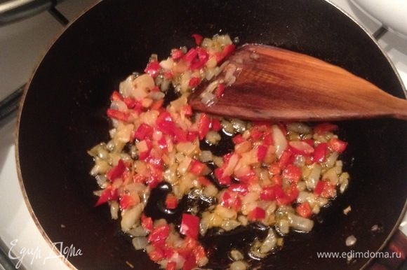 В ст. ложке растительного масла обжарить овощи до готовности. Этой обжаркой будем фаршировать брюшко рыбки.