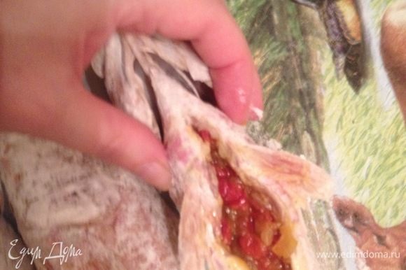 Насыпаем муку в тарелку и обваливаем барабульку со всех сторон, а в брюшко рыбки кладем 1 ч. л. обжарки.