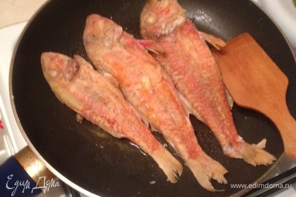 В сковороде нагреваем растительное масло и обжариваем рыбку на сильном огне по 2-3 минуты с обеих сторон до золотистого цвета.