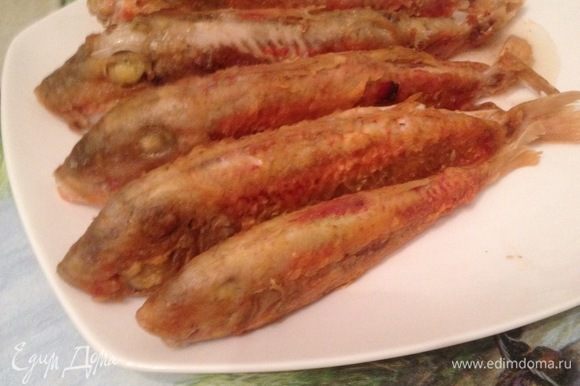 Готовую рыбку выкладываем на тарелку.