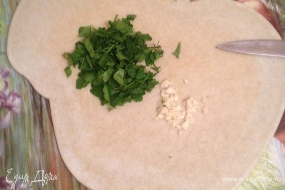 Приготовим заправку для картофеля: петрушку и зубчик чеснока мелко нарезаем.