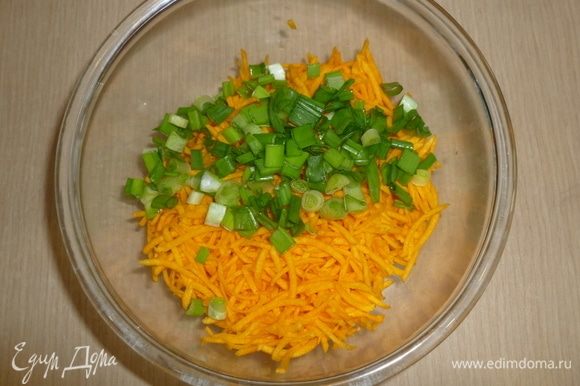 Разогреть духовку до 180°С. Тыкву натереть. Лук нарезать.