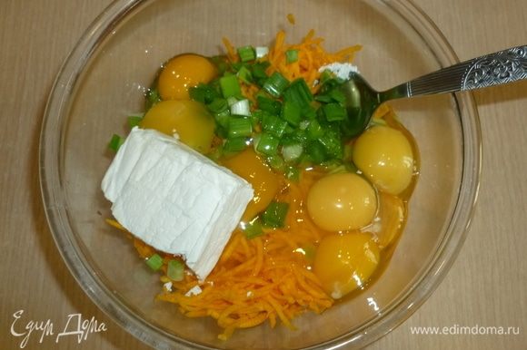 Соединить тыкву, лук, яйца, творог, муку, масло.