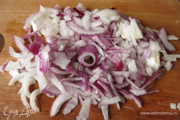Нарезаем лук полукольцами.