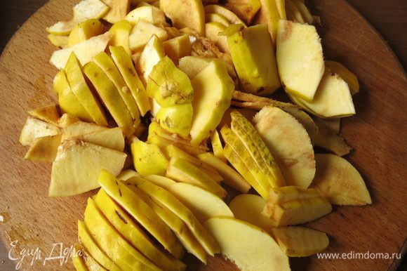Тонко нарезаем айву.