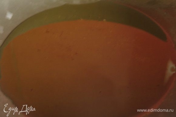 Наливаем масло в сковородку, нагреваем на слабом огне. Мы будем использовать молотые специи, перегревать масло не стоит, тмин и кориандр могут сгореть.